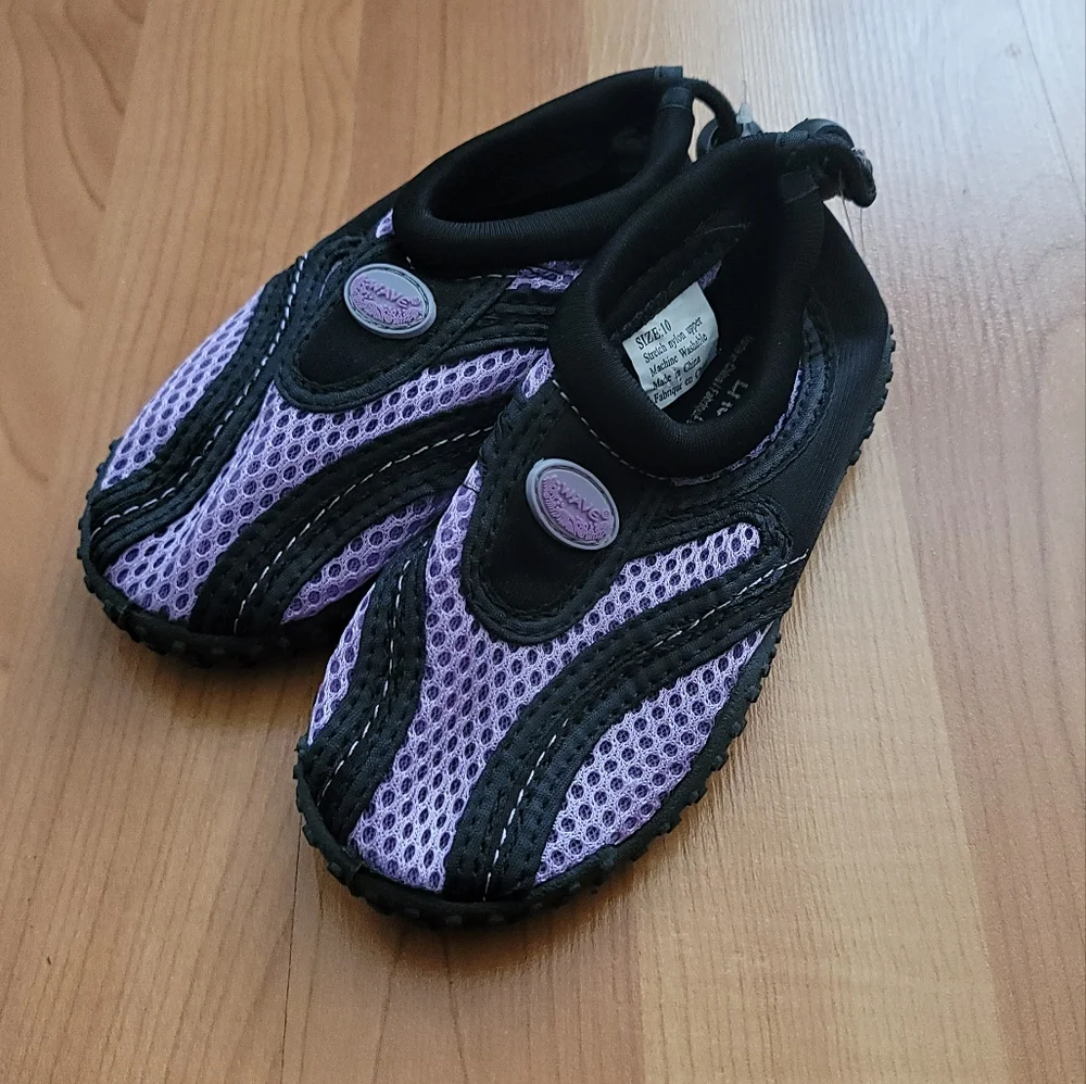 NWOT Kid’s Size 10 Easy Wave Water Shoes Swim Stretch on Beach Pool Mesh Shoe